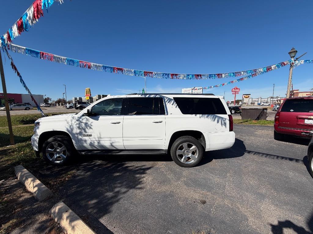2017 Chevrolet Suburban LT's photo